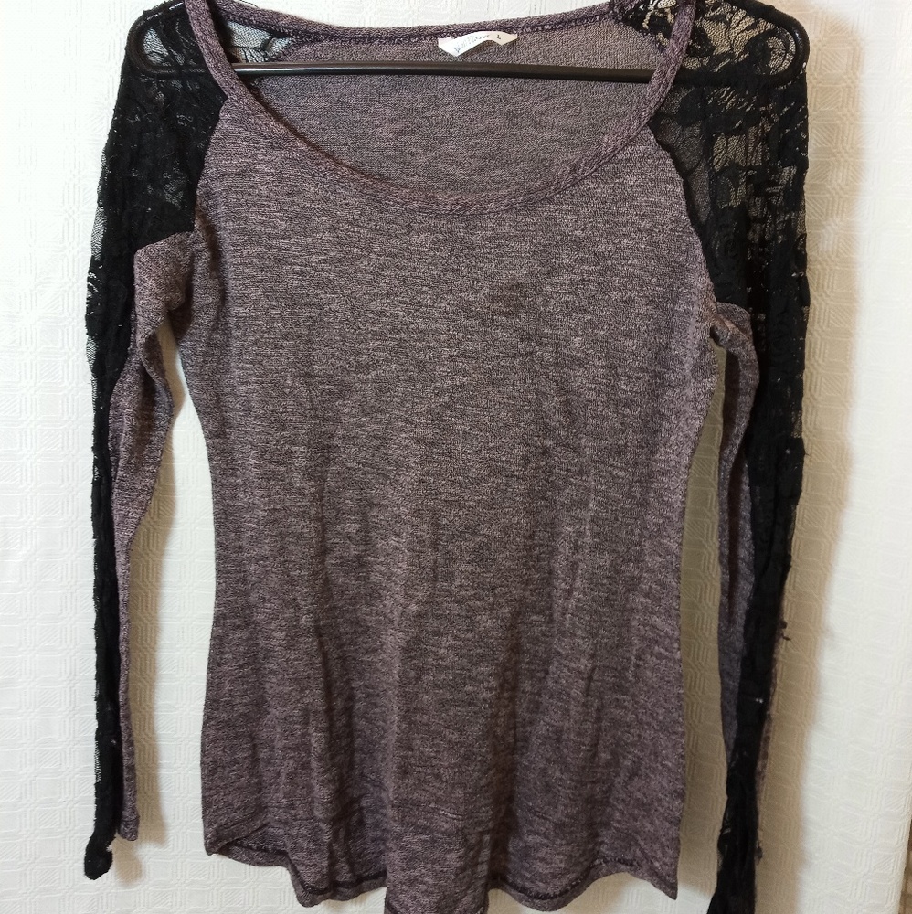 Grey shirt with lace sleeves